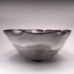 Large bowl with Guan glaze, front view
