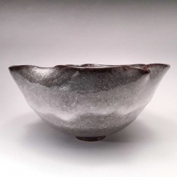 Large bowl with Guan glaze, side view