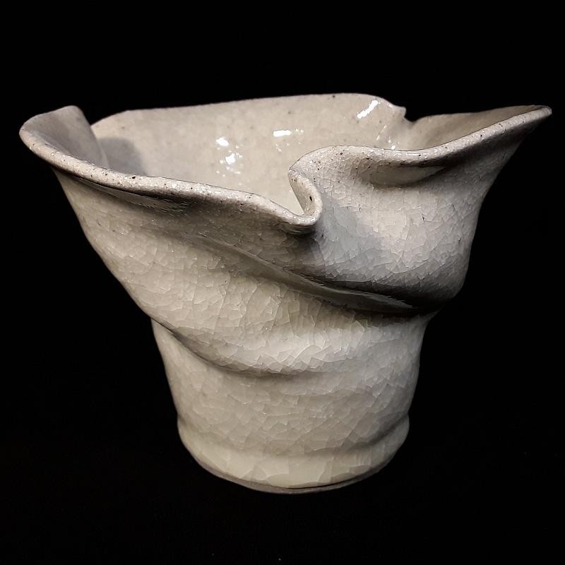Medium-sized bowl with Guan glaze, front view