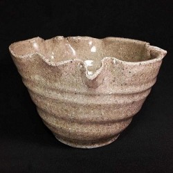 Medium-sized bowl with Guan glaze, side view