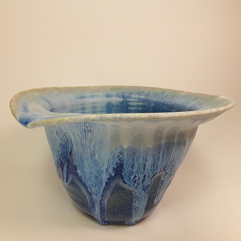 Midsize porcelain vase, front view