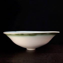 宽型瓷器碗，侧视图