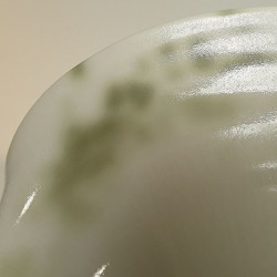 中型半透明瓷器盘子，釉的细节