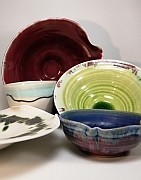 半透明瓷器碗和花瓶的我自己设计和釉面。